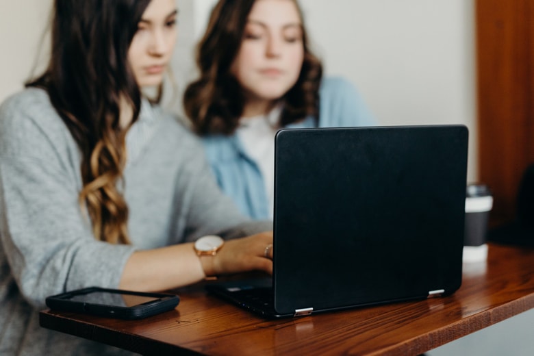 Deux femmes qui travaillent à l'ordinateur